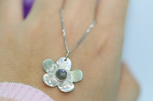 Flower necklace in .925 sterling silver